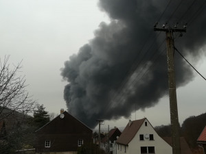 V Chrastavě hoří v průmyslovém areálu, zasahuje jednadvacet jednotek hasičů