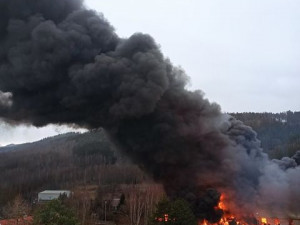 V Chrastavě hoří v průmyslovém areálu, vyhlášen je třetí stupeň požárního poplachu