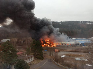 V Chrastavě hoří v průmyslovém areálu, vyhlášen je třetí stupeň požárního poplachu