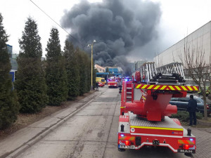 V Chrastavě hoří v průmyslovém areálu, zasahuje jednadvacet jednotek hasičů