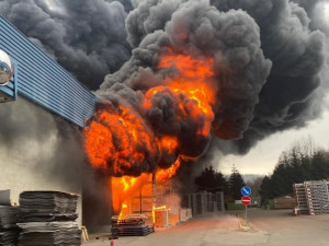 V Chrastavě hořelo v průmyslovém areálu, zítra začne vyšetřování