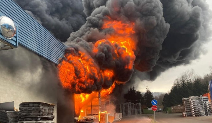 V Chrastavě hoří v průmyslovém areálu, zasahuje jednadvacet jednotek hasičů