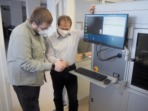 Student Jakub Macháček a děkan Zdeněk Plíva.