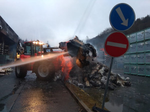 Dohašování požáru v Chrastavě trvalo celou noc. Škoda jde do 100 milionů korun