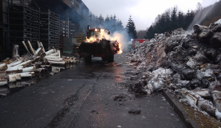 Dohašování požáru v Chrastavě trvalo celou noc. Škoda jde do 100 milionů korun