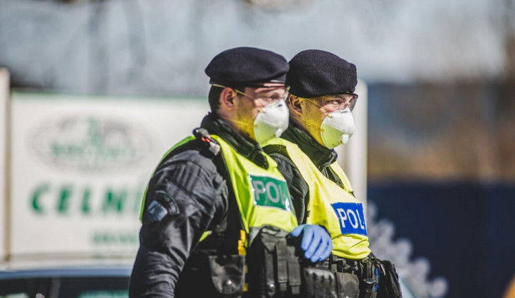 Na dodržování omezení pohybu dohlídne 26 tisíc policistů, kontroly čekají autobusy i vlaky