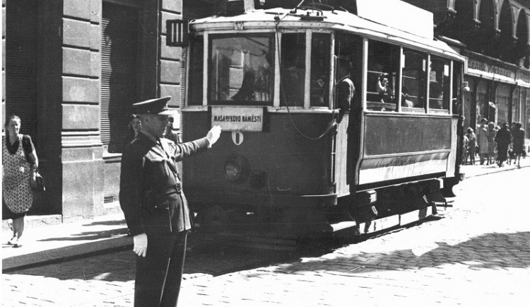 Jedna jezdí pomalu, druhá langsam. Od ukončení tramvajové dopravy v Budějcích dnes uplynulo 73 let