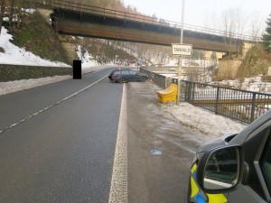 Dostal smyk a před pádem do řeky ho zachránilo zábradlí