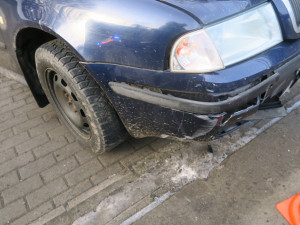 Dostal smyk a před pádem do řeky ho zachránilo zábradlí