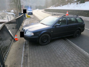 Dostal smyk a před pádem do řeky ho zachránilo zábradlí