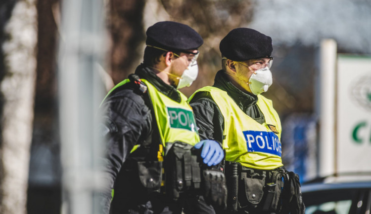 Omezení volného pohybu v otázkách a odpovědích. Co se na tři týdny mění?