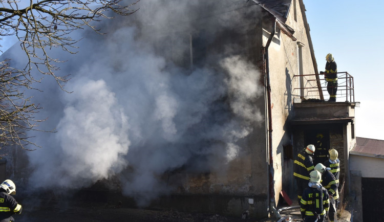 Požár rodinného domu ve Frýdštejně zavinila svíčka. Seniorce pomohli sousedé