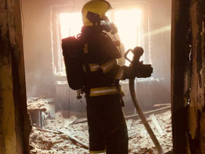 Požár rodinného domu ve Frýdštejně zavinila svíčka. Seniorce pomohli sousedé