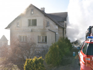 Požár rodinného domu ve Frýdštejně zavinila svíčka. Seniorce pomohli sousedé