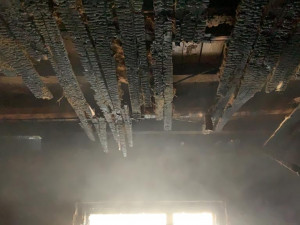 Požár rodinného domu ve Frýdštejně zavinila svíčka. Seniorce pomohli sousedé