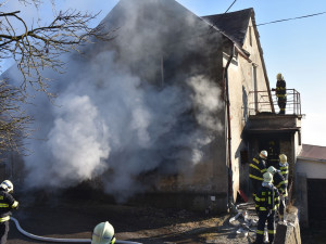 Požár rodinného domu ve Frýdštejně zavinila svíčka. Seniorce pomohli sousedé