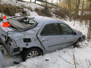 Řidič v Jablonci dostal na mokrém povrchu smyk, skončil ve srázu
