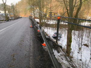 Řidič v Jablonci dostal na mokrém povrchu smyk, skončil ve srázu