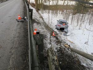 Řidič v Jablonci dostal na mokrém povrchu smyk, skončil ve srázu