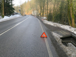 Řidič v Jablonci dostal na mokrém povrchu smyk, skončil ve srázu
