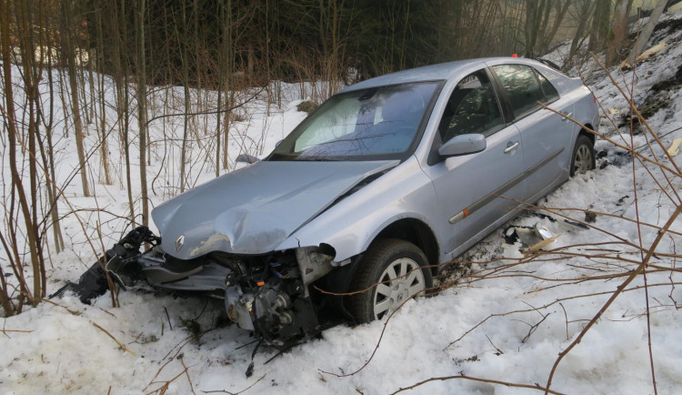 Řidič v Jablonci dostal na mokrém povrchu smyk, skončil ve srázu