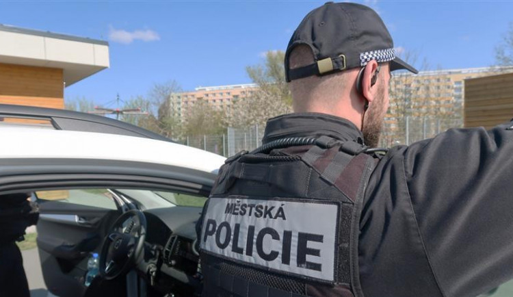 Zdravotníci se snažili pomoci opilci. Ten ničil zařízení a napadl ochranku
