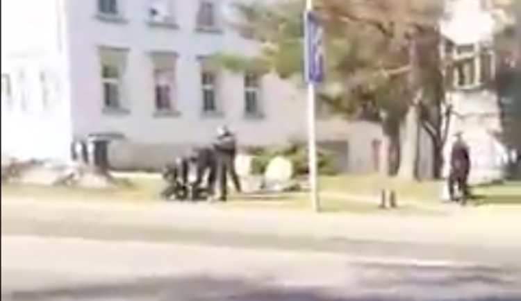 Incident kvůli roušce. Strážníci v Jablonci použili na ženu donucovací prostředky