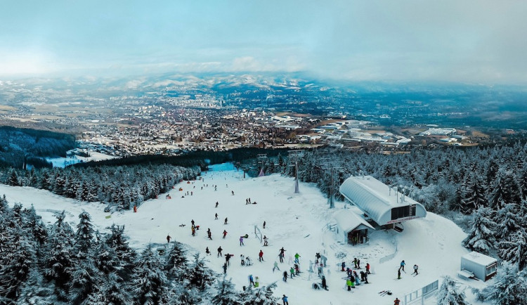 Dokončení nové sjezdovky na Ještědu je v ohrožení. Kompenzace státu nepokryjí ani ztráty areálu