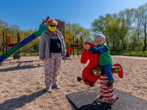 Dětská hřiště v kraji zůstávají otevřená. Pro města je náročné případné uzavření ohlídat