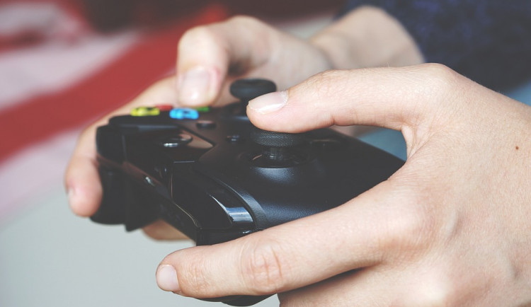 Strašný řev z bytu děsil sousedy. Muž se vztekal u hraní playstationu