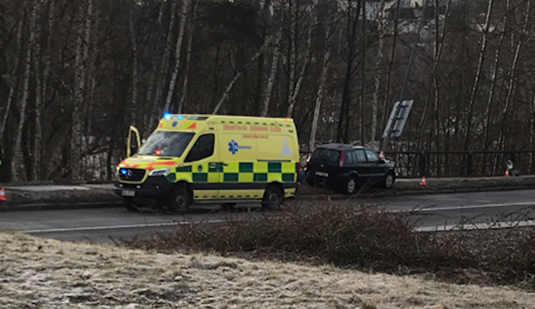 Při nehodě u Kauflandu v Pavlovicích zemřel řidič. Policie nevyloučila náhlé zdravotní komplikace