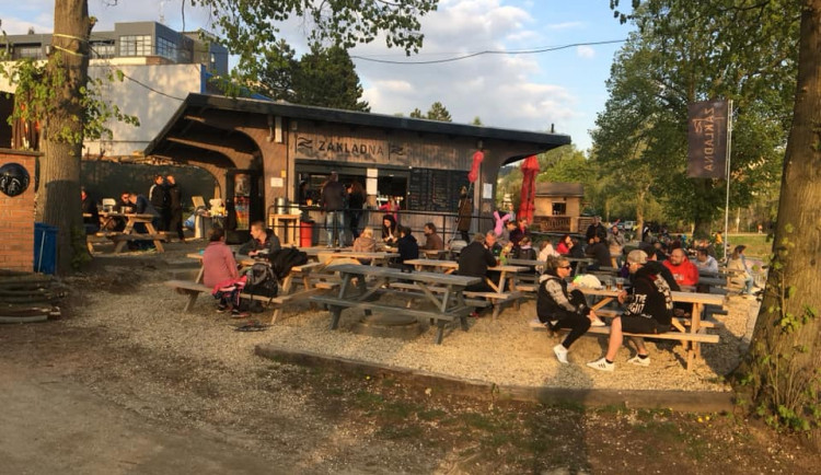 Z anonymního stánku udělali něco víc. Základna u přehrady stala stala pojmem