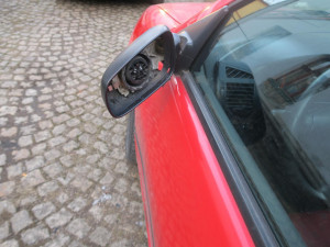 V zatáčce si moc najel a srazil se s protijedoucím vozem. Z místa ujel