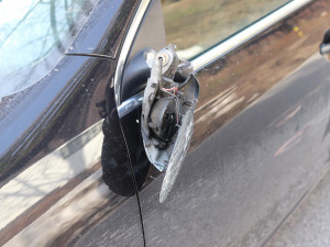 V zatáčce si moc najel a srazil se s protijedoucím vozem. Z místa ujel