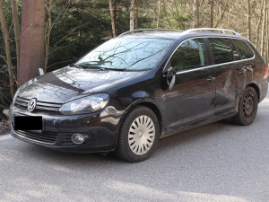 V zatáčce si moc najel a srazil se s protijedoucím vozem. Z místa ujel