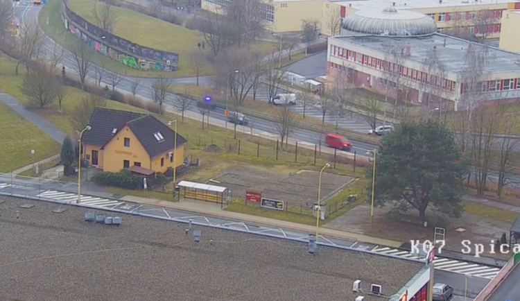 Řidič jezdí po České Lípě s modrým majákem. Strážníci hledají svědky