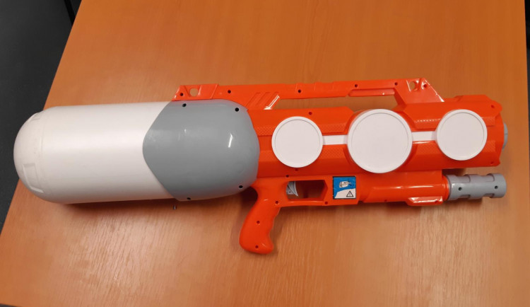 Stříkali po lidech z auta tekutinu, policie už je zná. Nikomu jsme nechtěli ublížit, litují