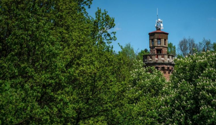 TIP NA VÝLET: Rozhledna nad Frýdlantem nabízí výhled na zámek i Jizerky