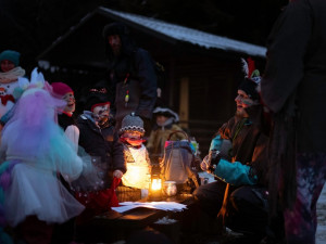 Tak trochu jiná školka Muhu. Děti jsou celý den venku bez vody a elektřiny