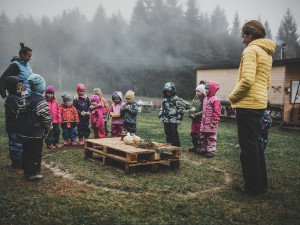 Tak trochu jiná školka Muhu. Děti jsou celý den venku bez vody a elektřiny
