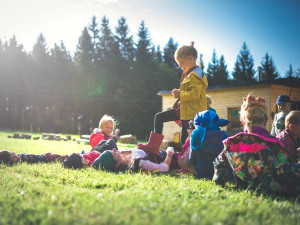 Tak trochu jiná školka Muhu. Děti jsou celý den venku bez vody a elektřiny