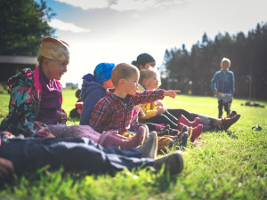 Tak trochu jiná školka Muhu. Děti jsou celý den venku bez vody a elektřiny