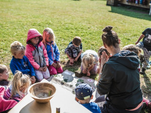 Tak trochu jiná školka Muhu. Děti jsou celý den venku bez vody a elektřiny