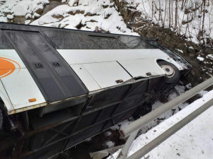 Nehoda autobusu v Bílém Potoce, převrátil se do koryta řeky