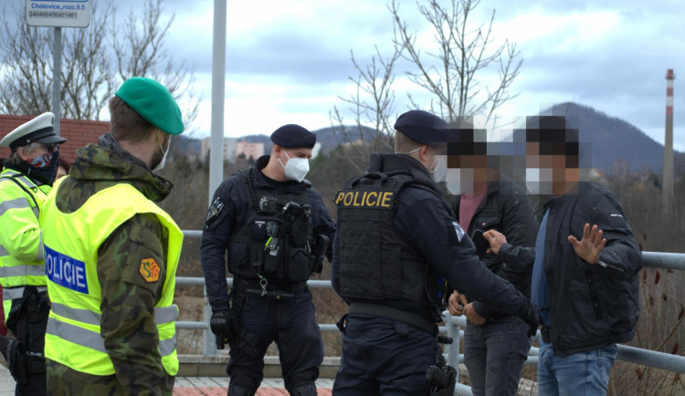 Policisté na stanovišti u Nového Boru v osobáku našli tři nelegální migranty ze Sýrie