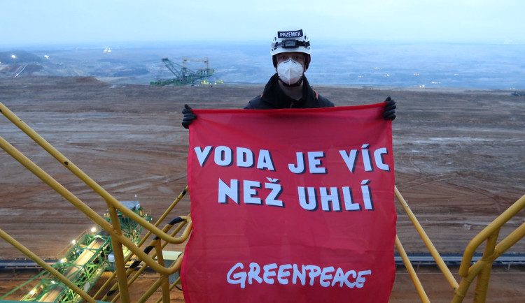 Aktivisté z Greenpeace zablokovali rypadlo v dole Turów. Krade vodu z českého území, vadí jim