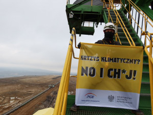 Aktivisté z Greenpeace zablokovali rypadlo v dole Turów. Krade vodu z českého území, vadí jim