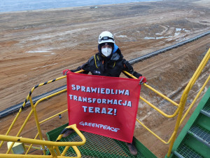 Aktivisté z Greenpeace zablokovali rypadlo v dole Turów. Krade vodu z českého území, vadí jim