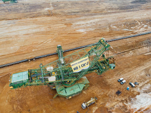 Aktivisté z Greenpeace zablokovali rypadlo v dole Turów. Krade vodu z českého území, vadí jim