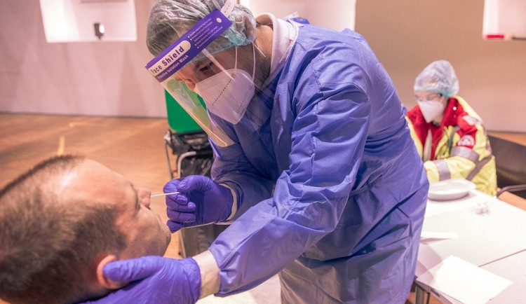 Šest celníků z Liberce se nakazilo jihoafrickou mutací. Pomáhali na ruzyňském letišti